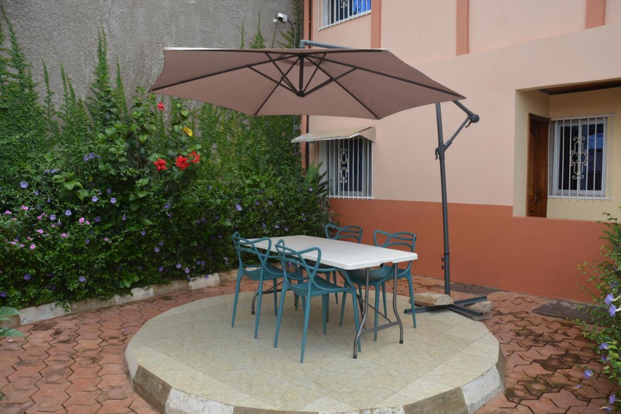 Vegas House Appartement Yaoundé Buitenkant foto